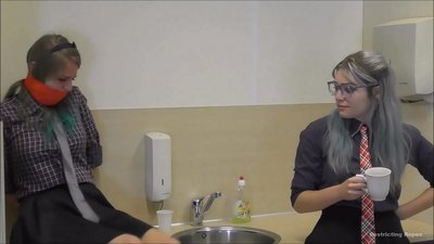 He kahunga / kua herea me te kaokao / wahine i roto i te pouri