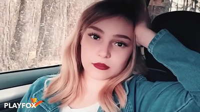 Ko te peepi sexy ka ngotea i runga i te kaari utu